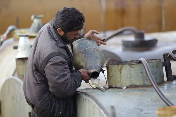 Нефтеперерабатывающее предприятие «Исламского государства» в городе Марчмарин в провинции Идлиб