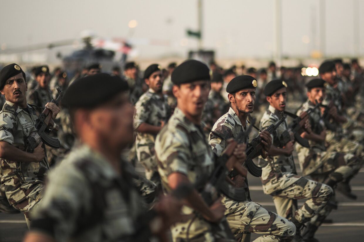 Солдаты сил безопасности Саудовской Аравии во время военного парада в Эр-Рияде накануне ежегодного хаджа