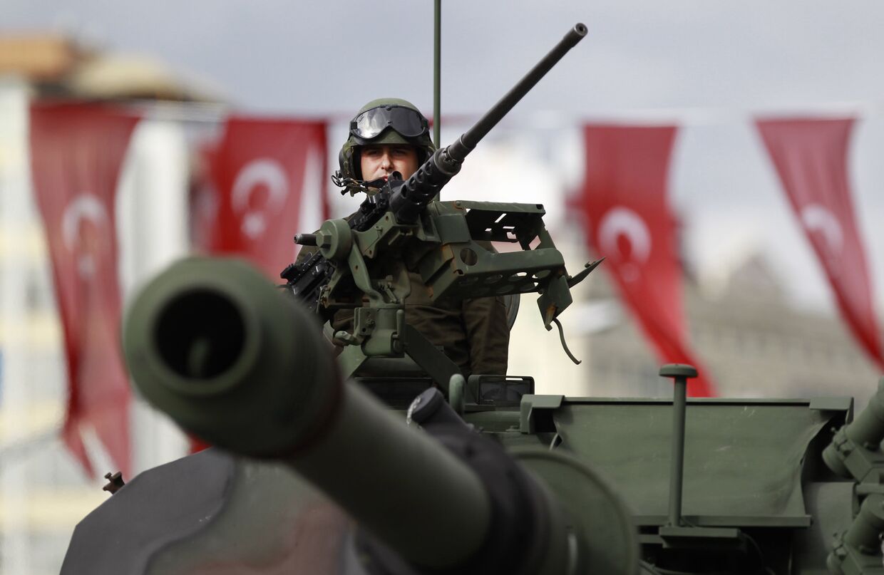 Солдат вооруженных сил Турции во время парада на День республики в Стамбуле