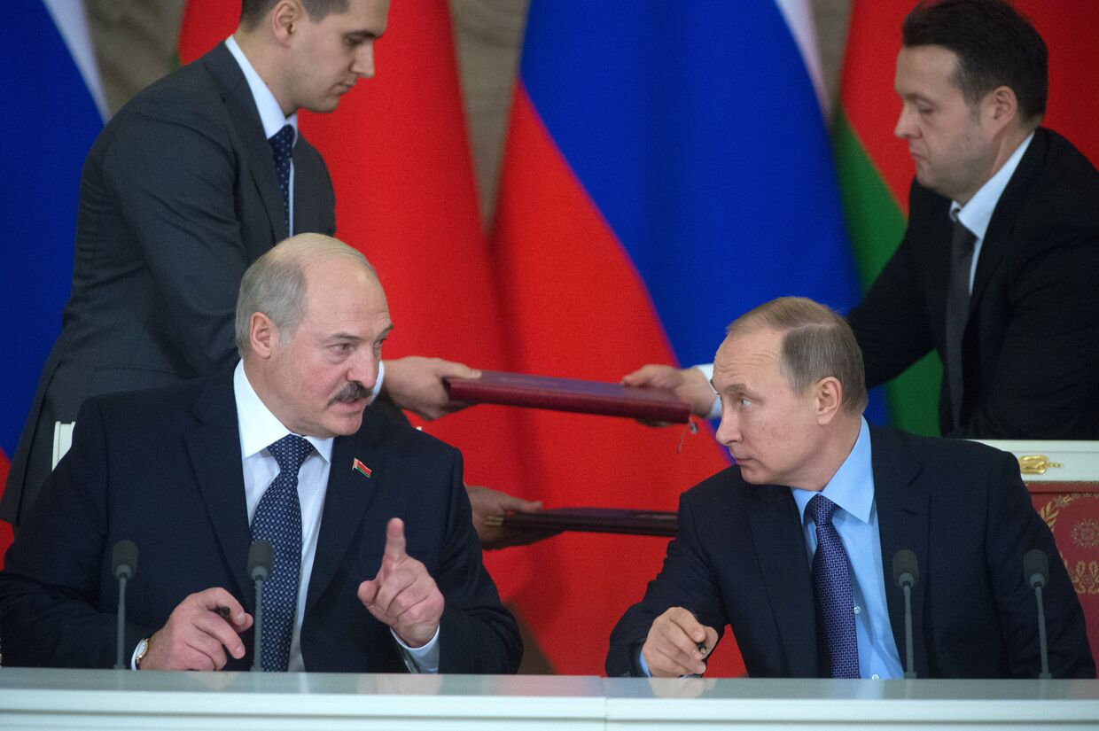 Владимир Путин и Александр Лукашенко во время церемонии подписания документов по итогам российско-белорусских переговоров в Кремле