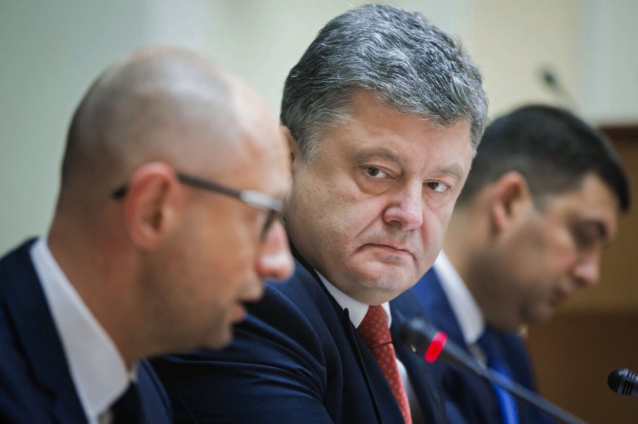 Арсений Яценюк, Пётр Порошенко и Владимир Гройсман на расширенном заседании правительства Украины в Киеве
