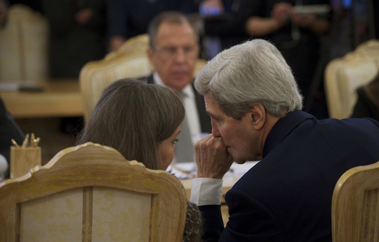 Джон Керри разговаривает с Викторией Нуланд во время встречи с Сергеем Лавровым в Кремле