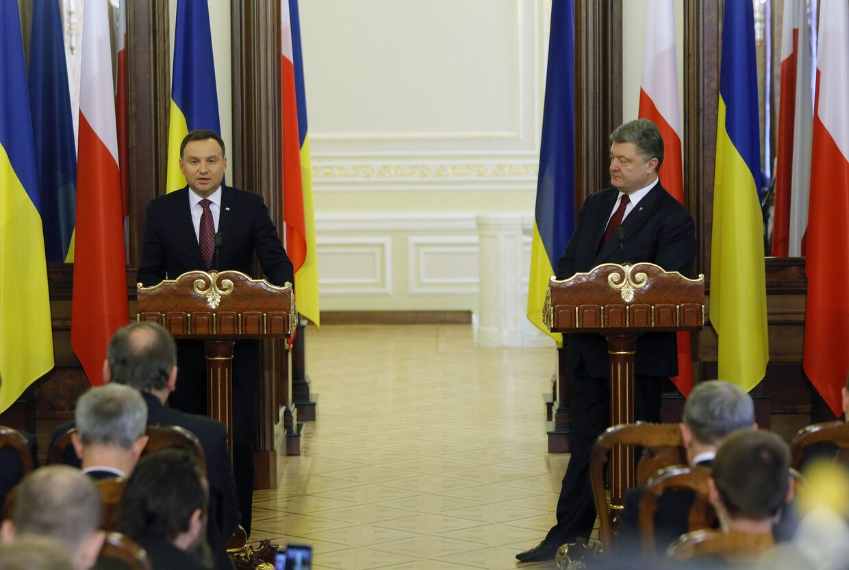 Президент Украины Петр Порошенко и президент Польши Анджей Дуда во время cовместной пресс-конференции в Киеве