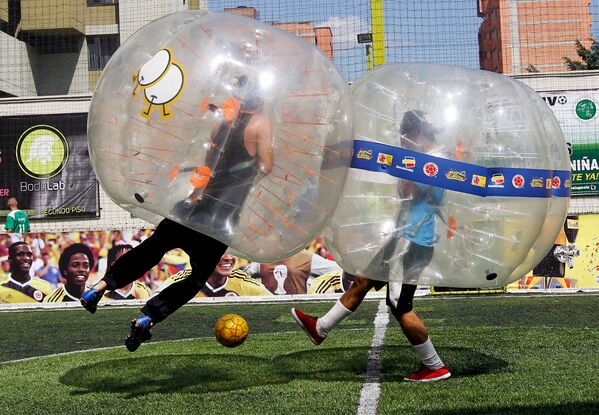 Матч по футболу в пузырях в городе Медельин, Колумбия