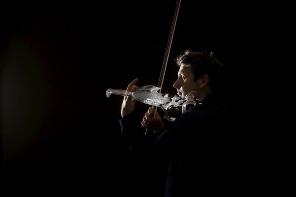 Французский инженер и скрипач Лоран Бернадек играет на скрипке 3Dvarius