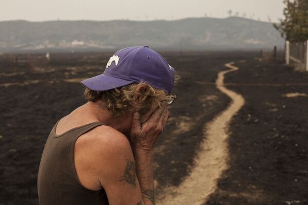 Роберт Хупер, чей дом сгорел во время лесных пожаров в окрестностях города Миддлтон, Калифорния