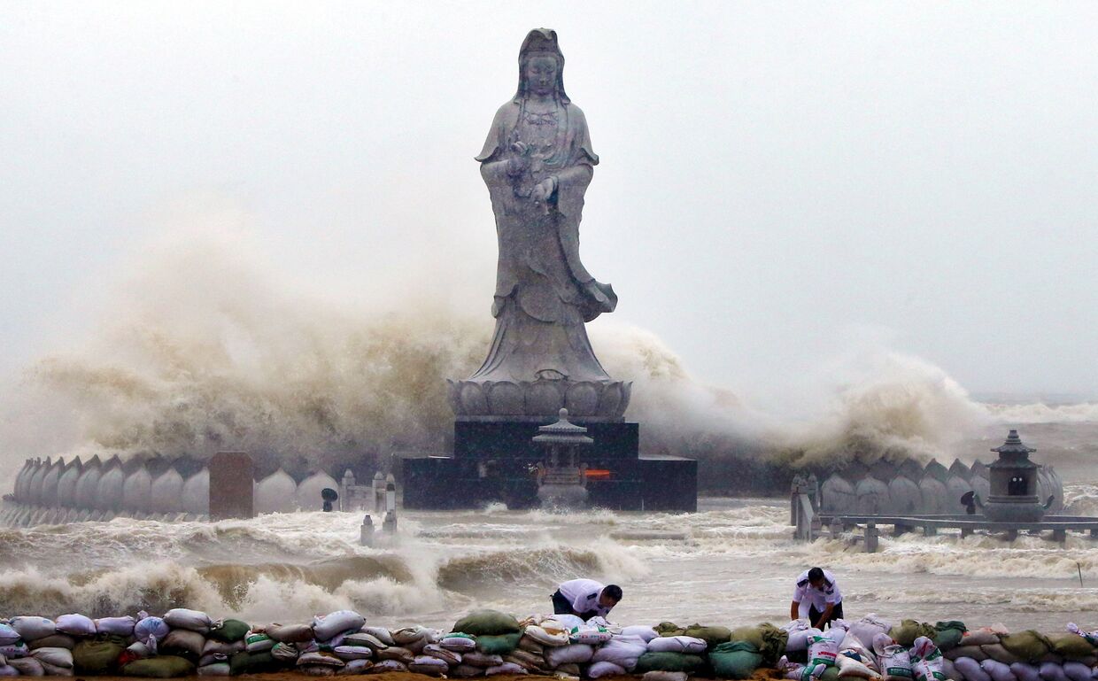 Волны, вызванные тайфуном «Дуцзюань», бушуют вокруг статуи бодхисаттвы Авалокитешвары в Цюаньчжоу