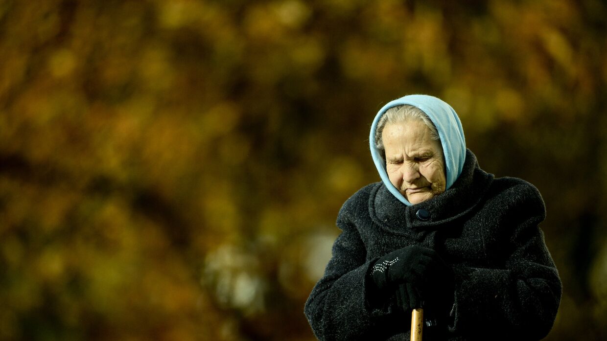 Женщина прогуливается в парке в Великом Новгороде