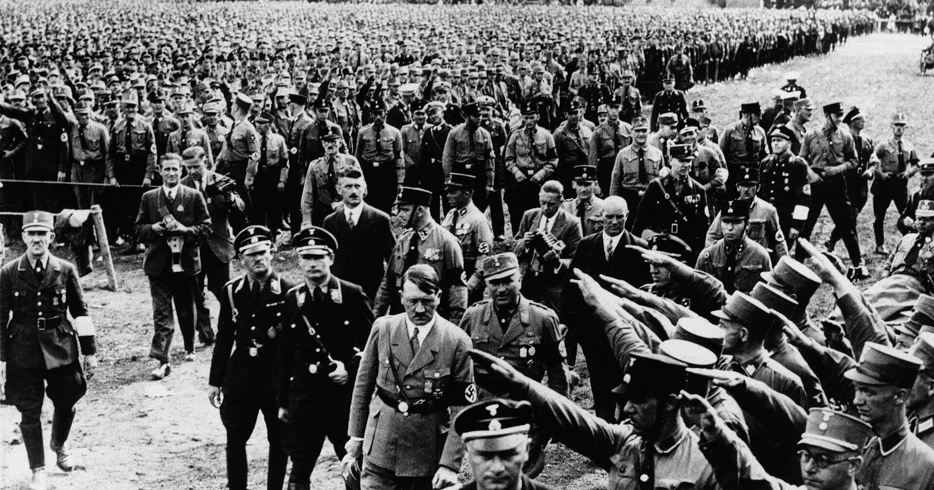 Адольф Гитлер на демонстрации в Нюрнберге, 1933 год - ИноСМИ, 1920, 11.05.2021