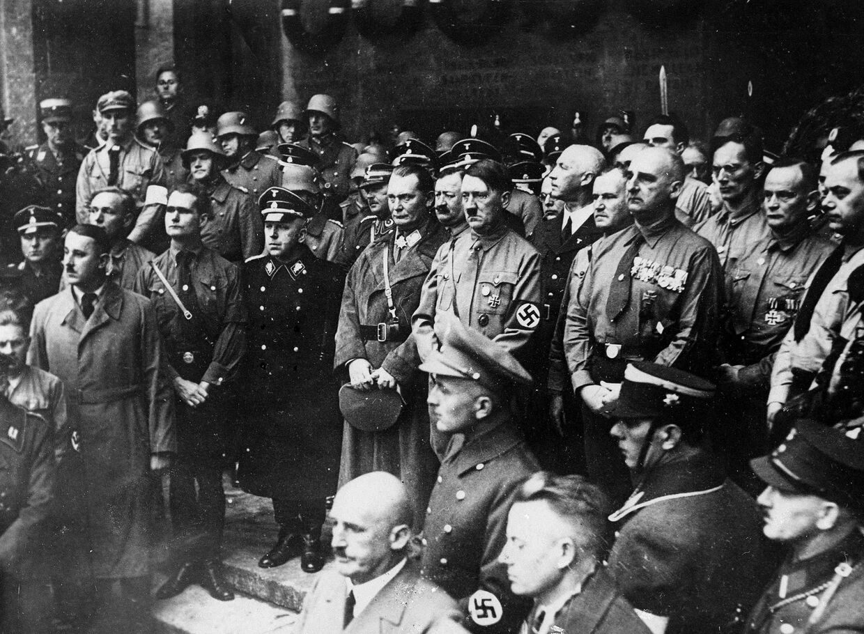 Адольф Гитлер на праздновании 10-летия национал-социалистического движения в Мюнхене, 9 ноября 1933 года