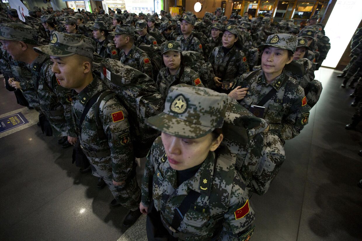 Китайские солдаты-медики перед отправкой в Западную Африку для участия в борьбе с лихорадкой Эбола