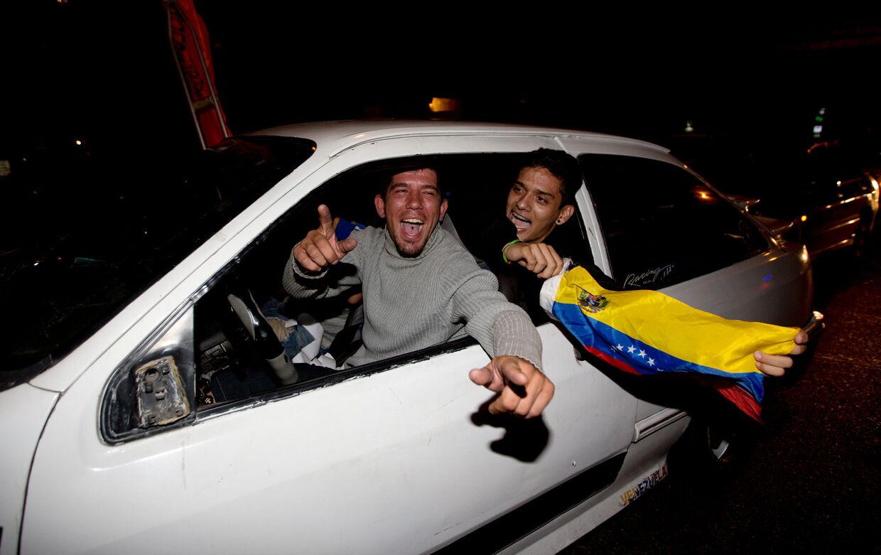Сторонники оппозиции празднуют результаты выборов в Каракасе