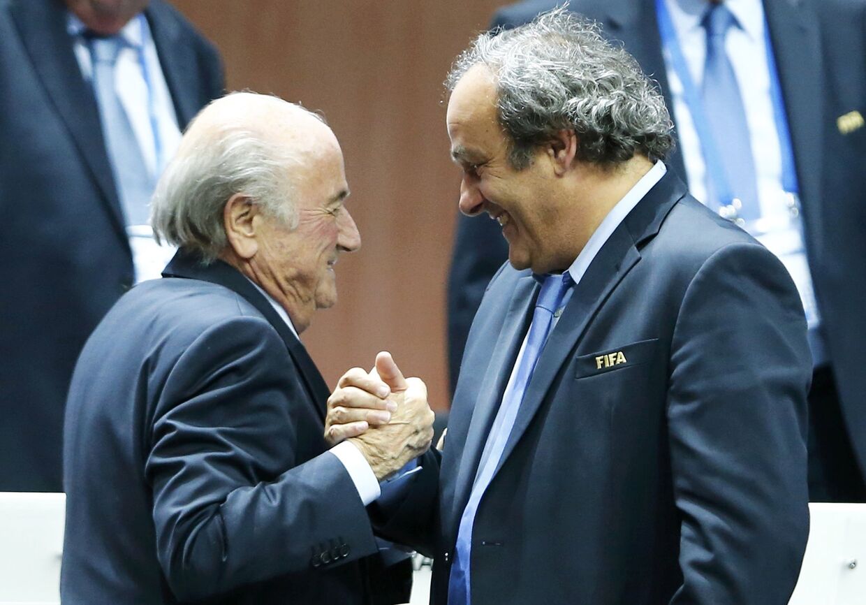 Президент УЕФА Мишель Платина поздравляет Зеппа Блаттера с переизбранием на пост главы ФИФА, 29 мая 2015 года