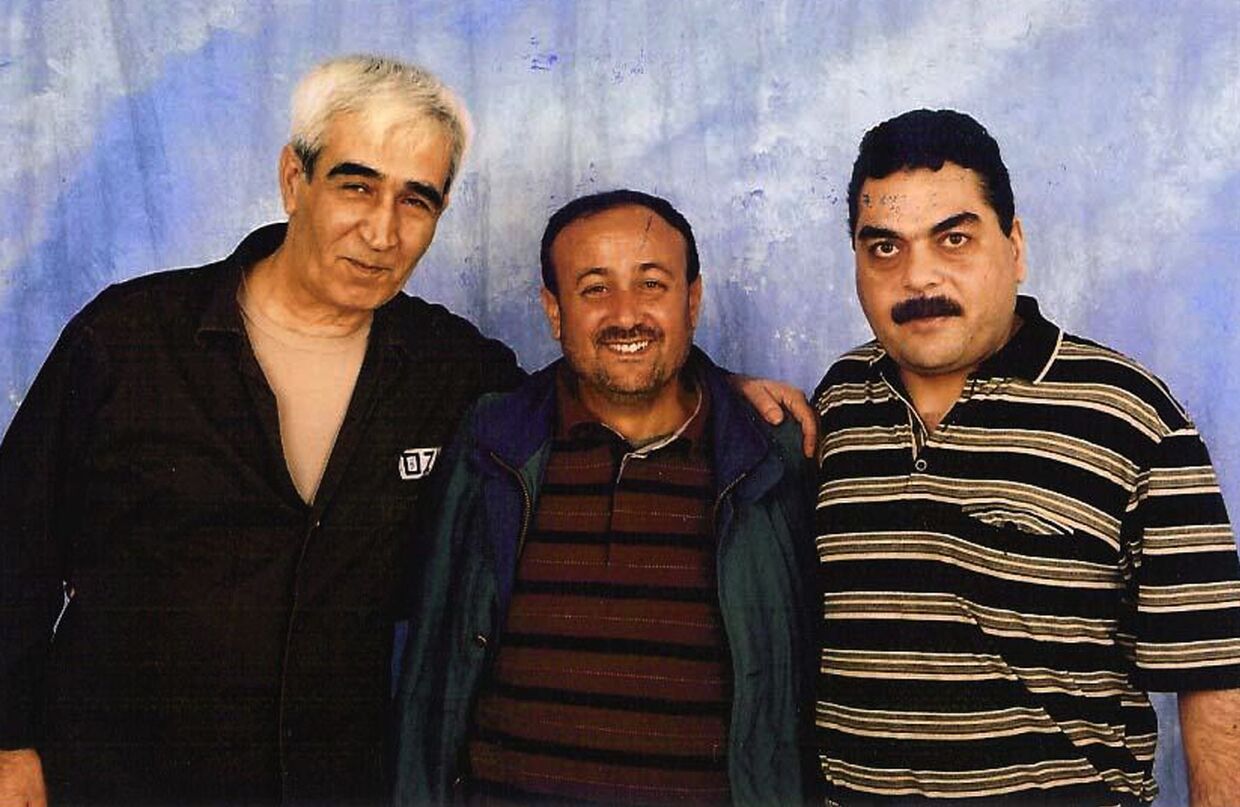 Лидер ФАТХ Марван Баргути (в центре), генеральный секретарь группировки «Народный фронт освобождения Палестины» Ахмед Саадат (слева) и ее участник Самир Кунтар в тюрьме в Нетании, Израиль, 2007 год