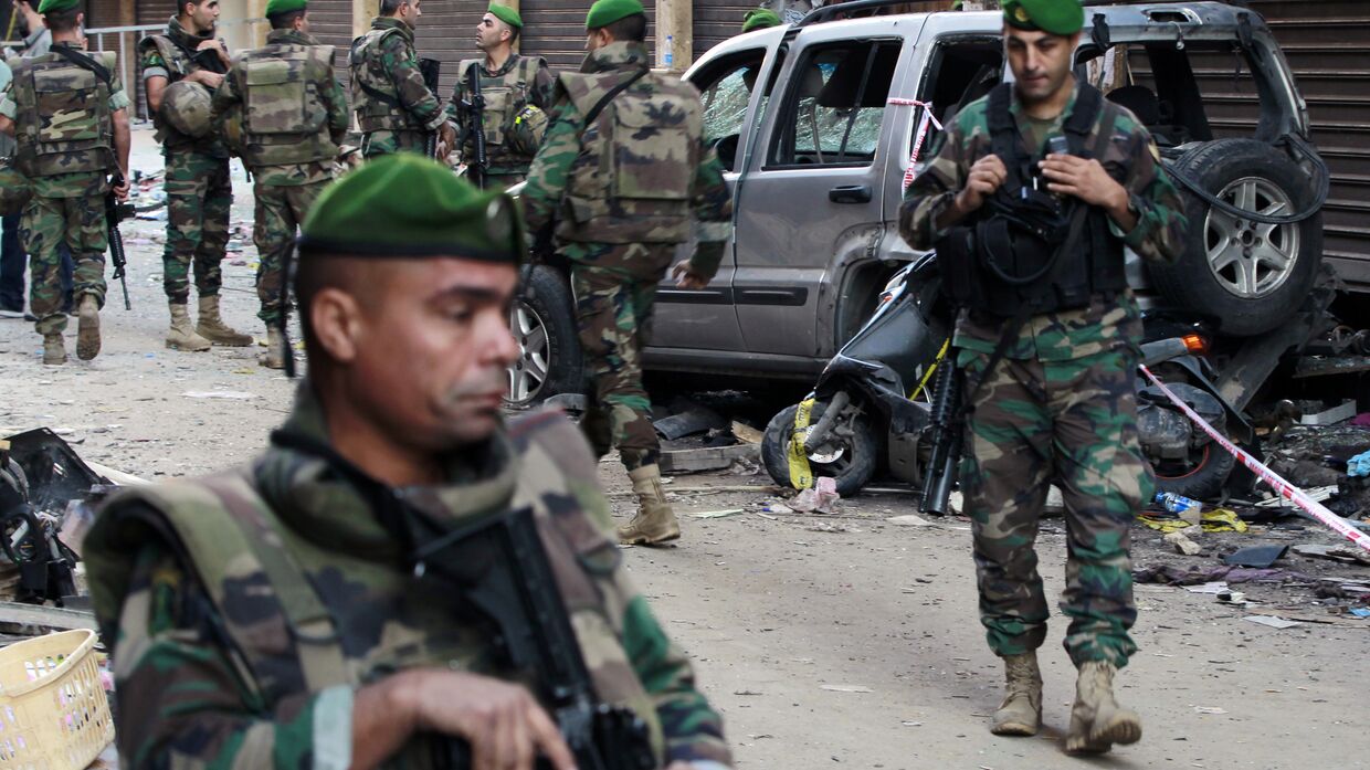 Ливанские солдаты на месте теракта в южном пригороде Бейрута Бурж аль-Баражне