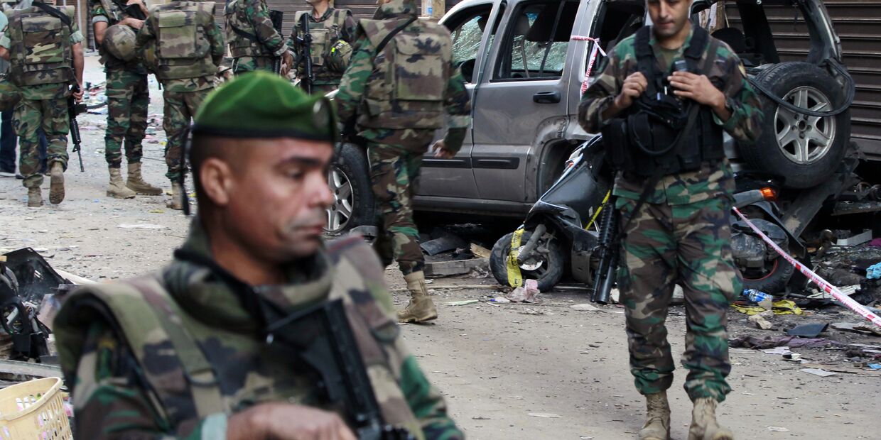 Ливанские солдаты на месте теракта в южном пригороде Бейрута Бурж аль-Баражне