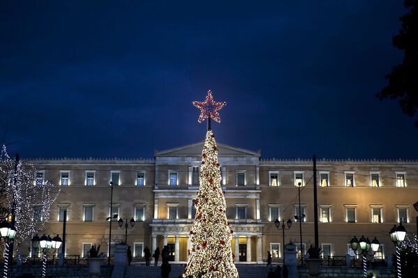 Рождественская елка на площади Синтагма в Афинах
