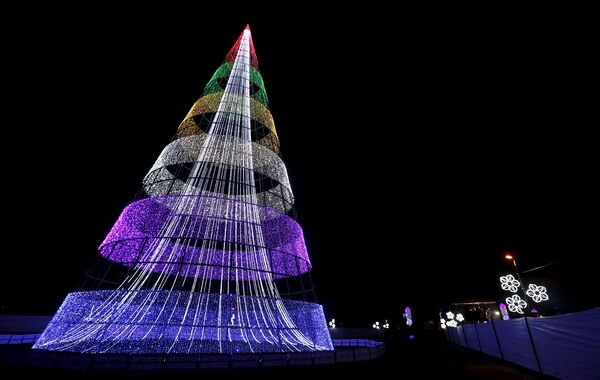 Рождественская елка в парке Симона Боливара в Боготе, Колумбия