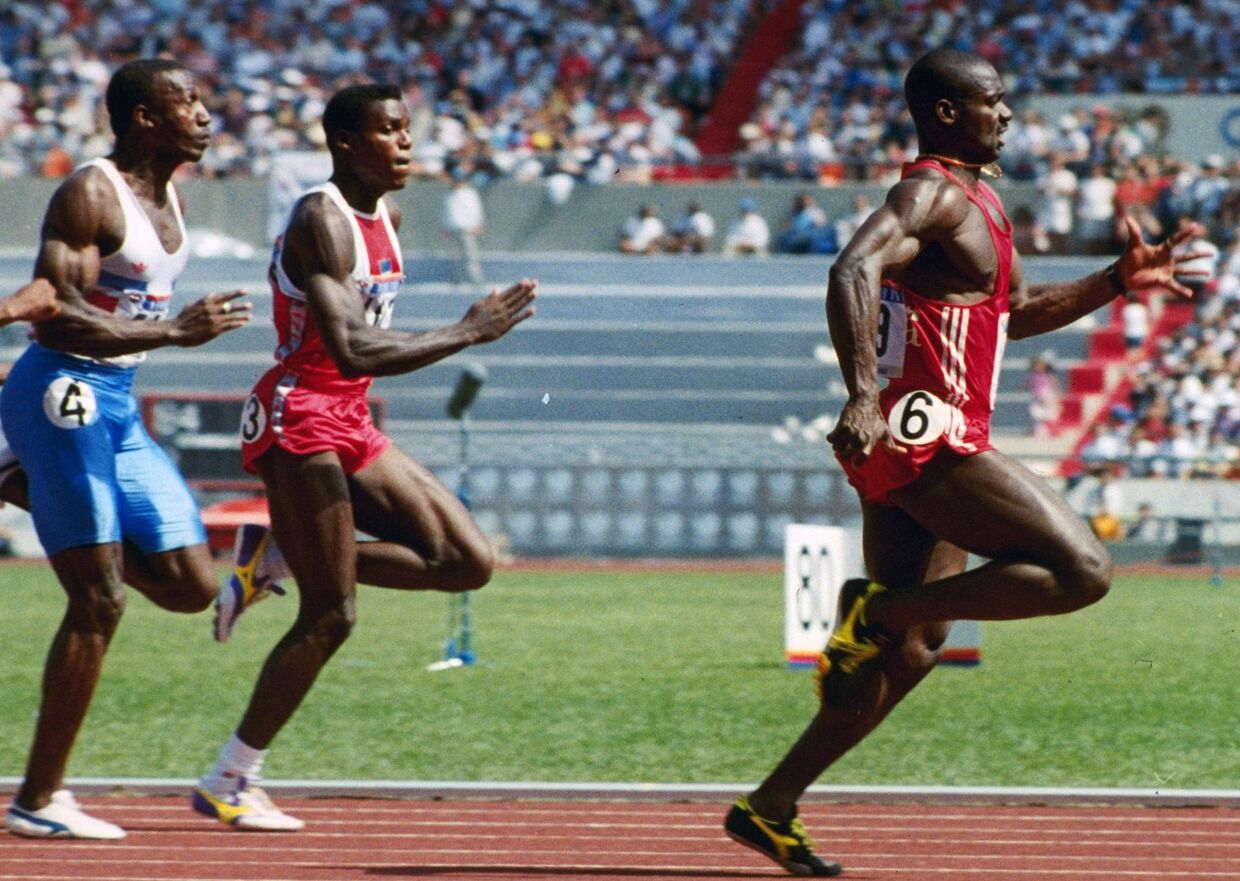 Канадец Бен Джонсон вырывается вперед во время 100-метрового забега на Олимпийских играх в Сеуле в 1988 году