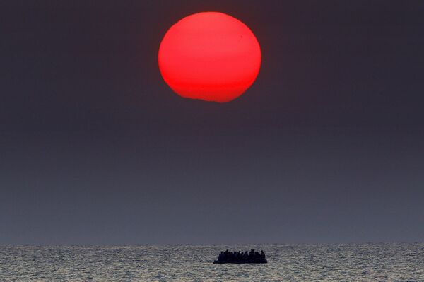 Резиновая лодка мигрантов у побережья греческого острова Кос