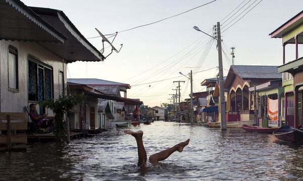 Затопленная улица в городе Анама в Бразилии
