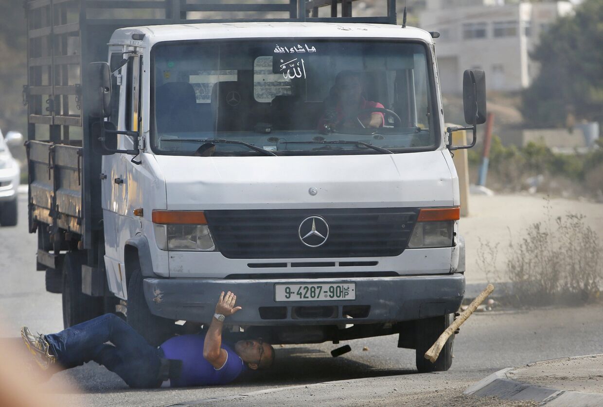 Палестинец на грузовике сбивает израильтянина во время столкновений в городе Хеврон