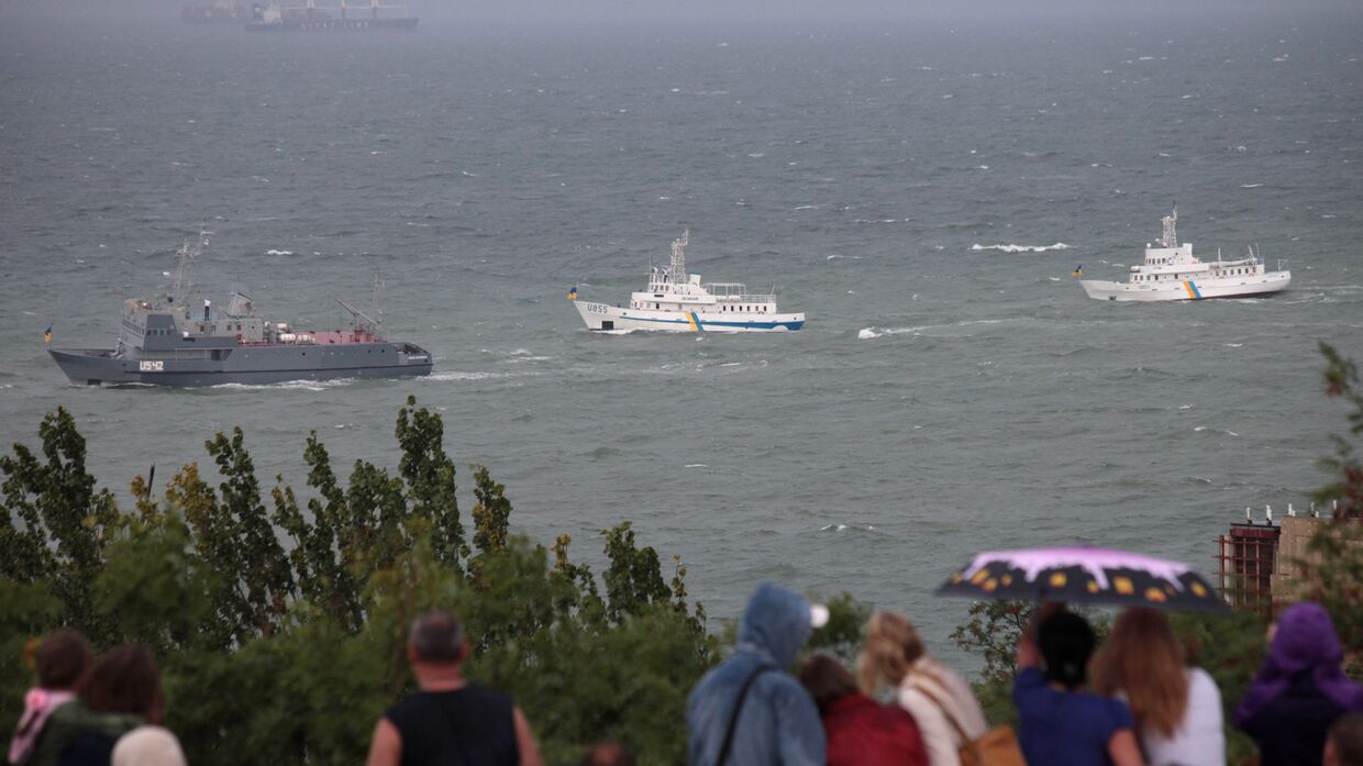 Украинские военные корабли проходят мимо набережной в Одессе