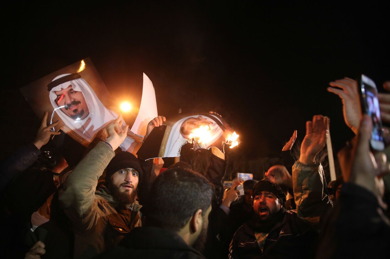 Иранцы протестуют против казни шиитского шейха Нимера Бахра Альнимера у посольства Саудовской Аравии в Тегеране