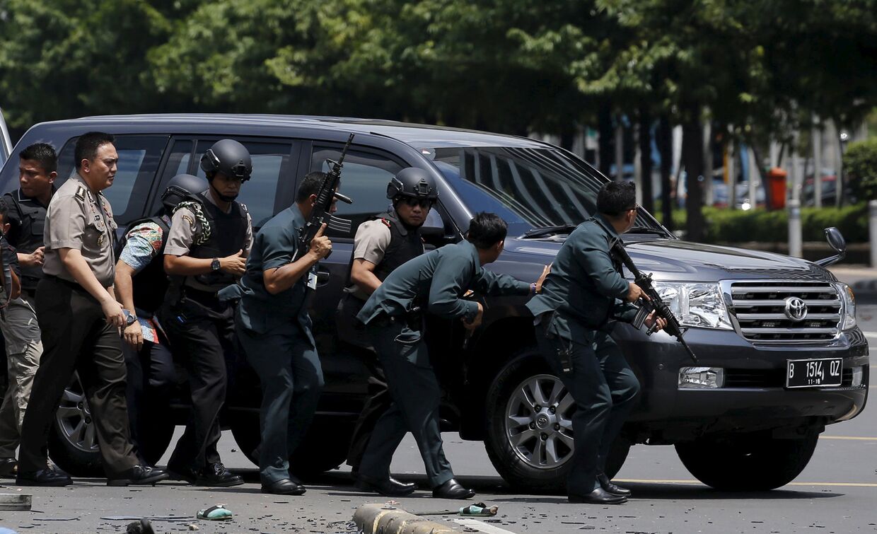Полицейские на месте взрывов в центре Джакарты