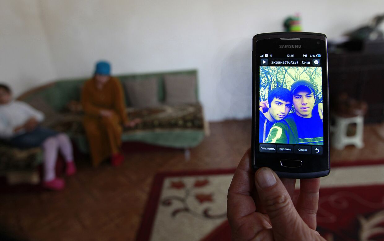 Родственники Муслима Куштанашвили из поселка Дуиси в Панкисском ущелье, уехавшего воевать в Сирию в составе «Исламского государства», показывают его фотографию на экране телефона