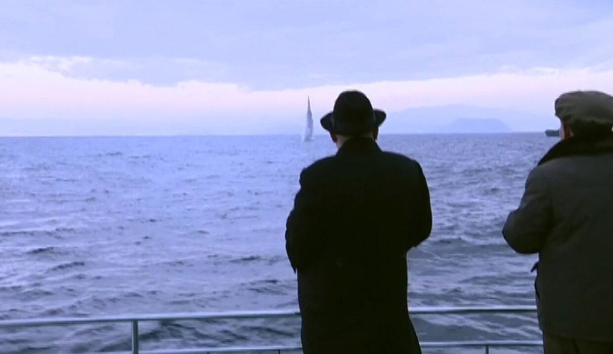 Ким Чен Ын смотрит на запуск баллистической ракеты с подводной лодки у побережья Северной Кореи