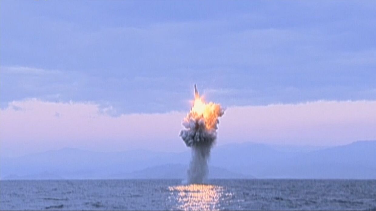 Запуск баллистической ракеты с подводной лодки у побережья Северной Кореи