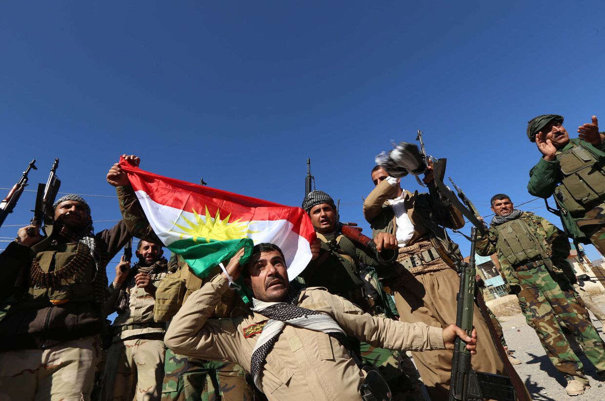 Бойцы курдских формирований пешмерга и вооруженных отрядов езидов входят в город Синджар