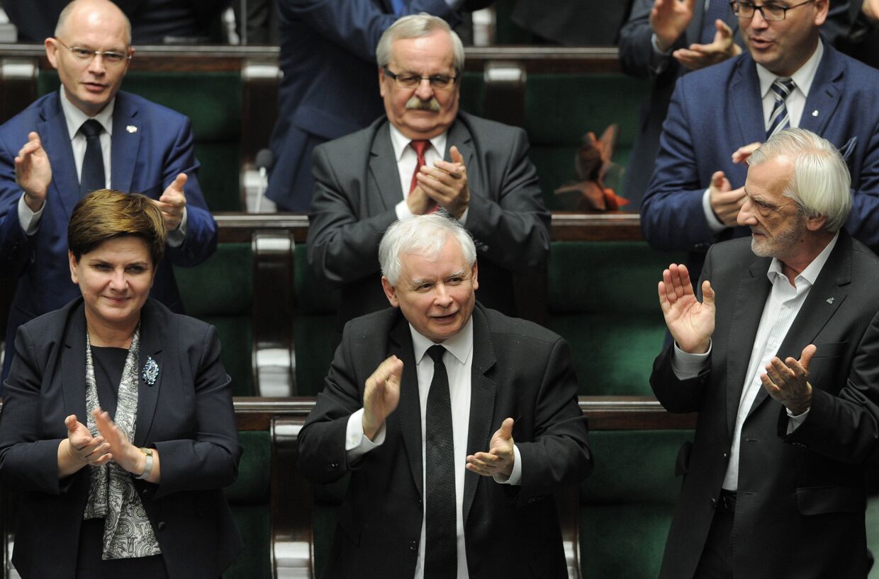 Лидер партии «Право и справедливость» Ярослав Качиньский и премьер-министр Польши Беата Шидло аплодируют после принятия нового закона о суде в польском парламенте