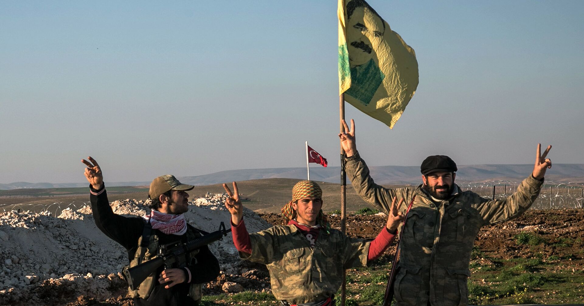 Бойцы курдских Отрядов народной самообороны (YPG) с портретом лидера Рабочей партии Курдистана Абдуллы Оджалана - ИноСМИ, 1920, 16.07.2021