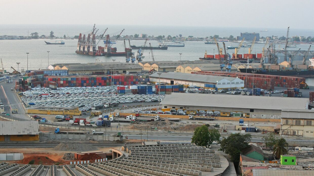 Вид на торговый порт города Луанда