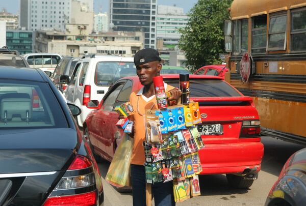 Торговец на улице города Луанда Торговец на улице города Луанда