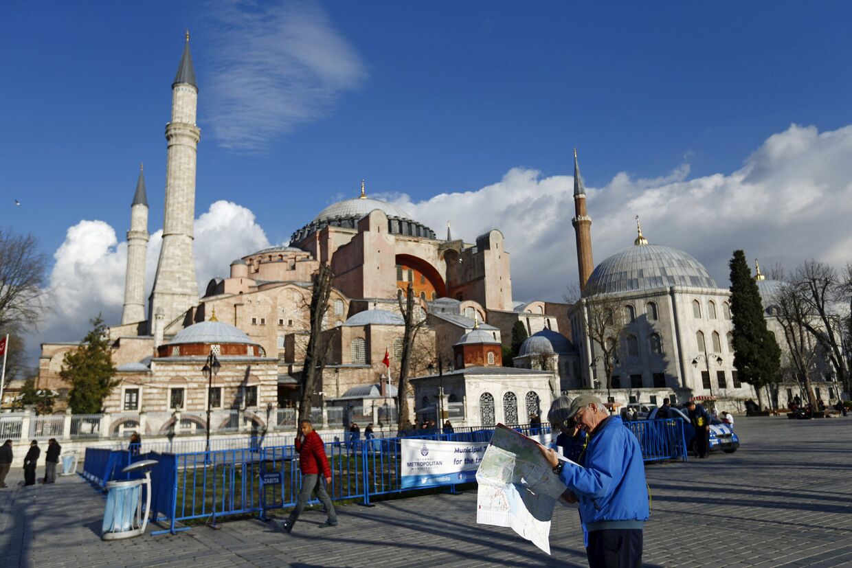 Турист сверяется с картой рядом с собором Святой Софии в центре Стамбула
