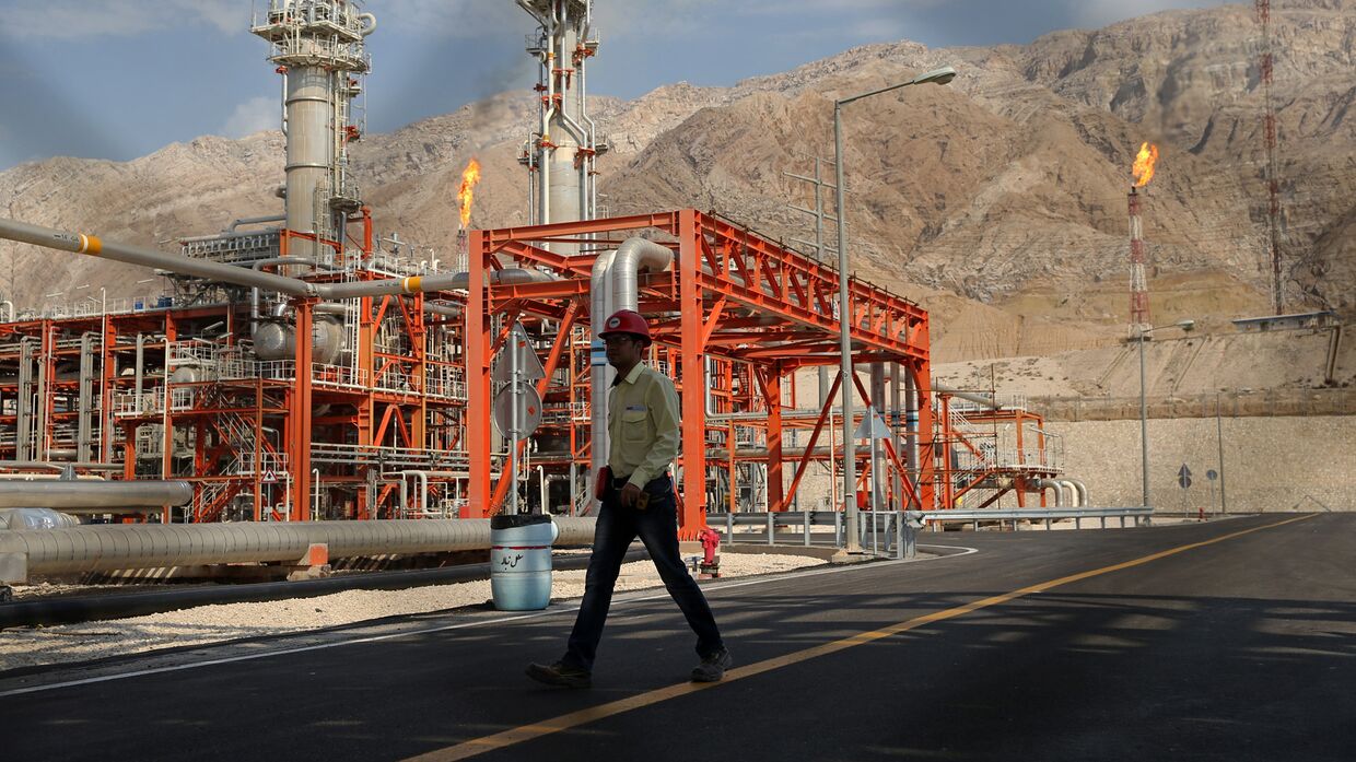 Газовое месторождение Ассалуйе на берегу Персидского залива в Иране