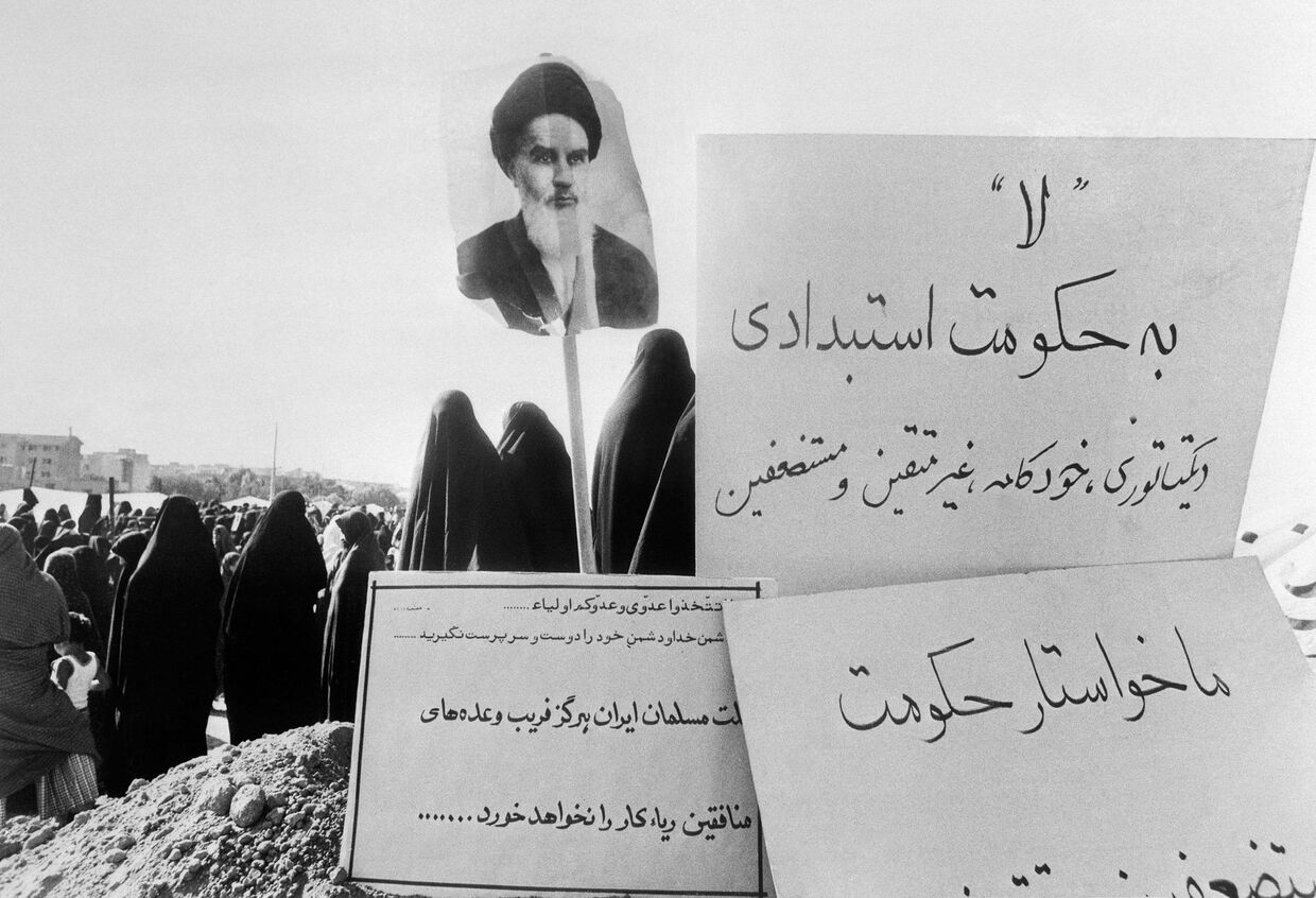 Женщины с портретом аятоллы Хомейни на антиправительственной демонстрации в Тегеране в 1978 году