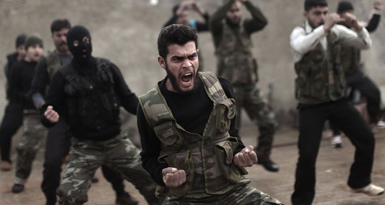 Сирийские повстанцы проходят обучение у американских военных на базе рядом с городом Идлиб на северо-западе Сирии, 2012 год