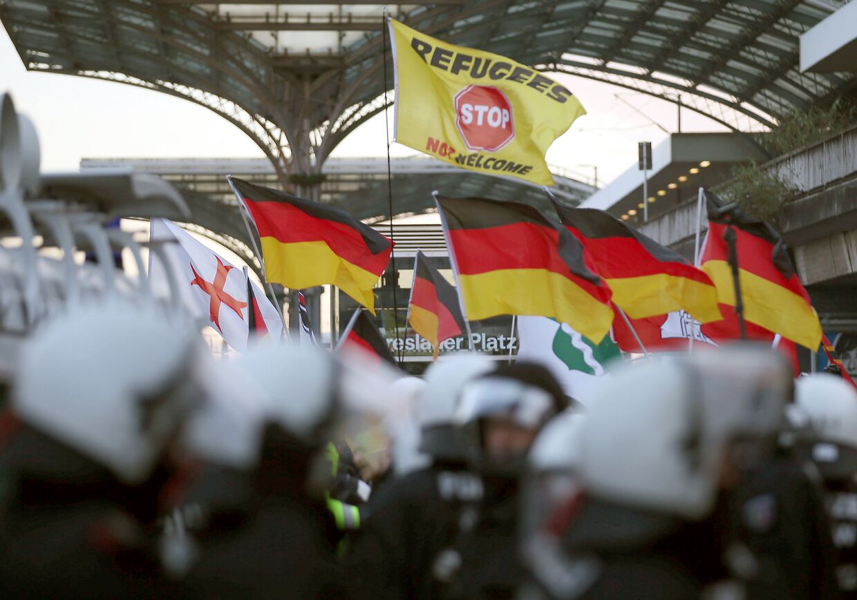 Сторонники движения PEGIDA на демонстрации у железнодорожного вокзала в Кельне