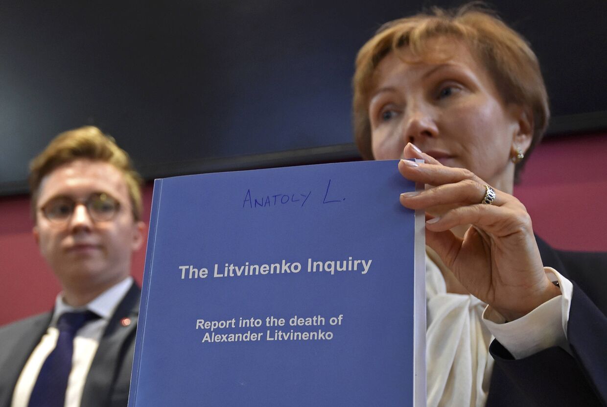 Марина Литвиненко показывает доклад о результатах расследования убийства Александра Литвиненко на пресс-конференции в Лондоне