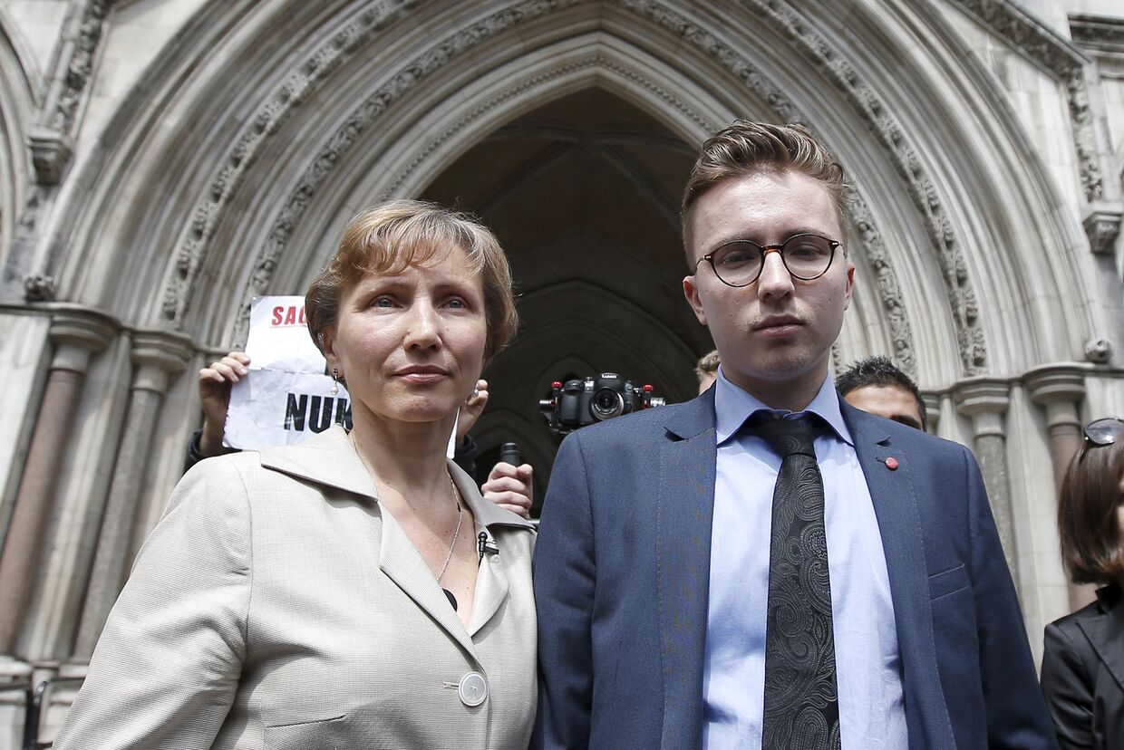 Марина и Анатолий Литвиненко выходят из здания Королевского суда в Лондоне