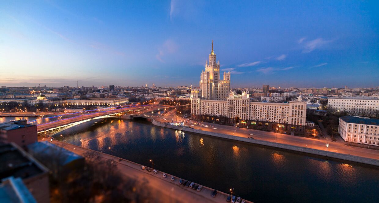 Вид на город, открывающийся с одной из московских крыш