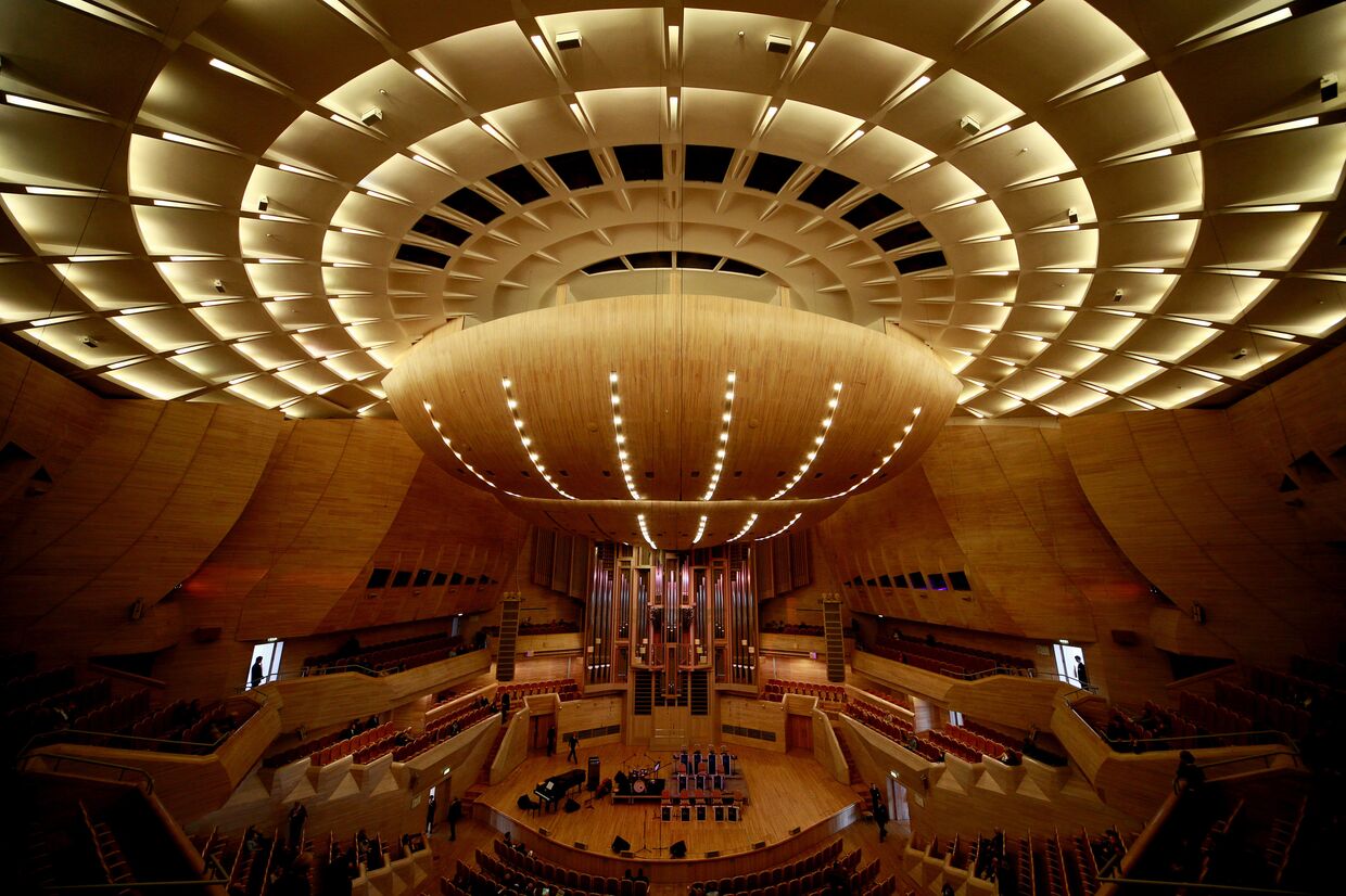 Вид на сцену Светлановского зала Московского международного Дома музыки в Москве