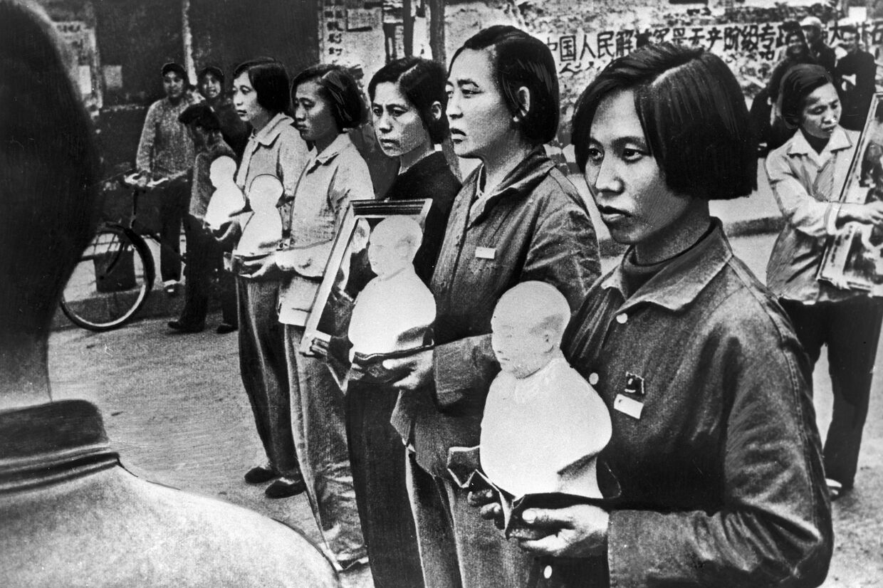Репродукция фотографии китаянок с бюстами Мао Цзэдуна