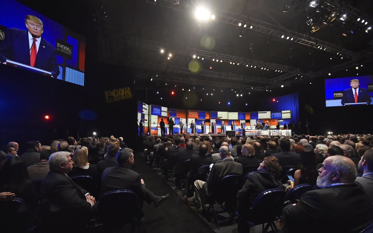 Дональд Трамп выступает во время дебатов между кандидатами в президенты США от Республиканской партии в Северном Чарльстоне