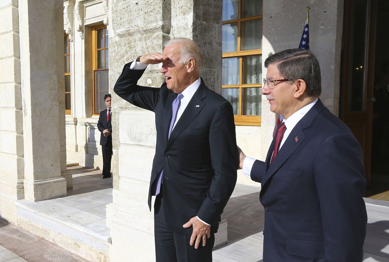 Премьер-министр Турции Ахмет Давутоглу и вице-президент США Джо Байден во время встречи в Стамбуле