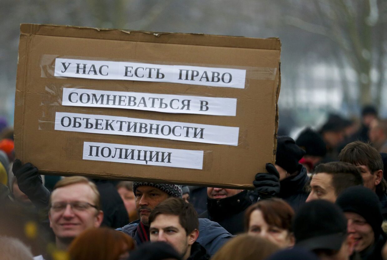 Активисты и сторонники «Международного конвента русских немцев» на демонстрации перед зданием ведомства федерального канцлера ФРГ